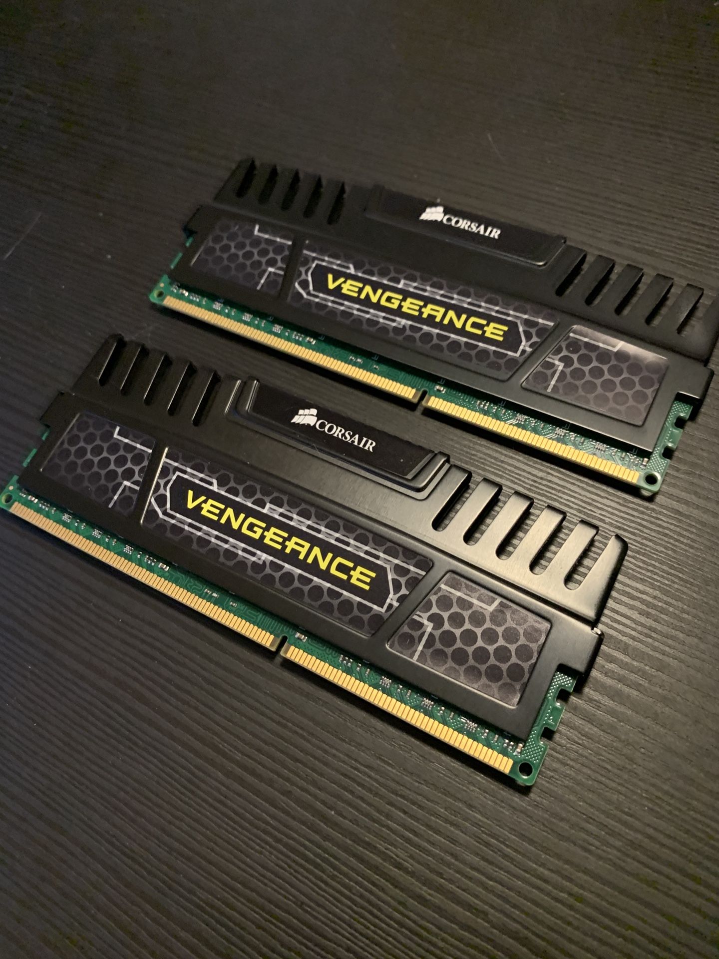 CORSAIR VENGEANCE 16GB (2x8GB) DDR3 RAM