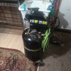 21 Gallon 2.5 HP Compressor With Hose