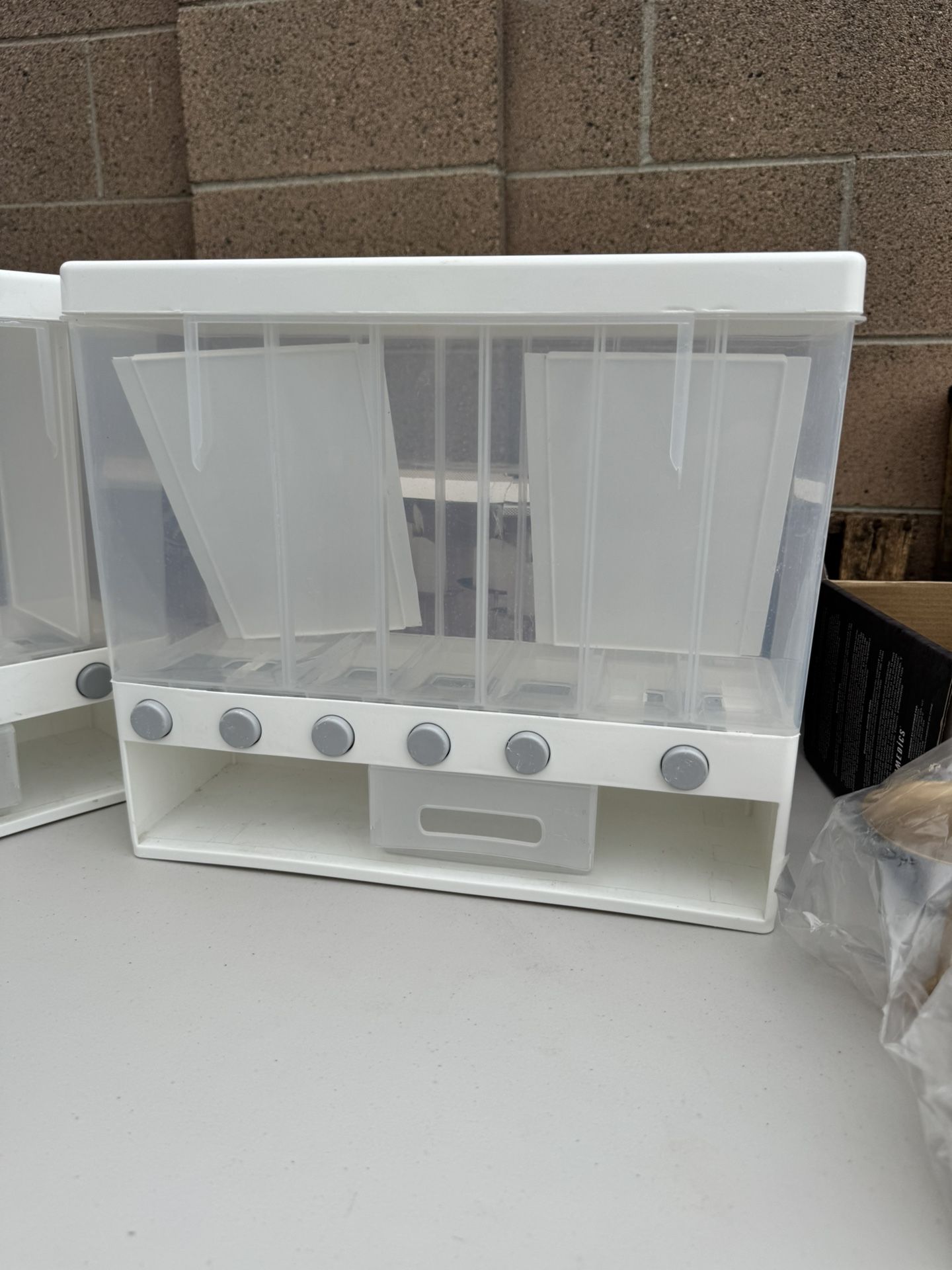 Dry food dispenser
