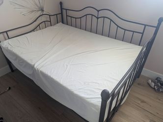 Great Condition Daybed Trundle Bed Metal