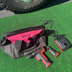 Snap-on CT 525 7.2 V cordless 1/4” impact wrench kit w/batteries, charger and Snap on bag (good working condition)