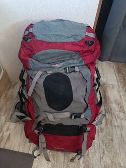 Osprey Hiking Backpack with Hip Belt, upper bag detachable as day pack