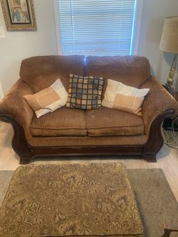 Gorgeous modern couch (excellent shape)