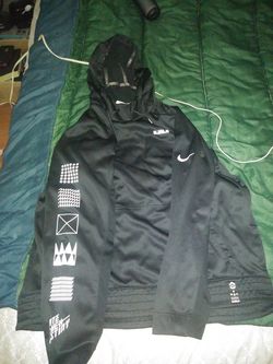 Lebron therma top fit hoodie