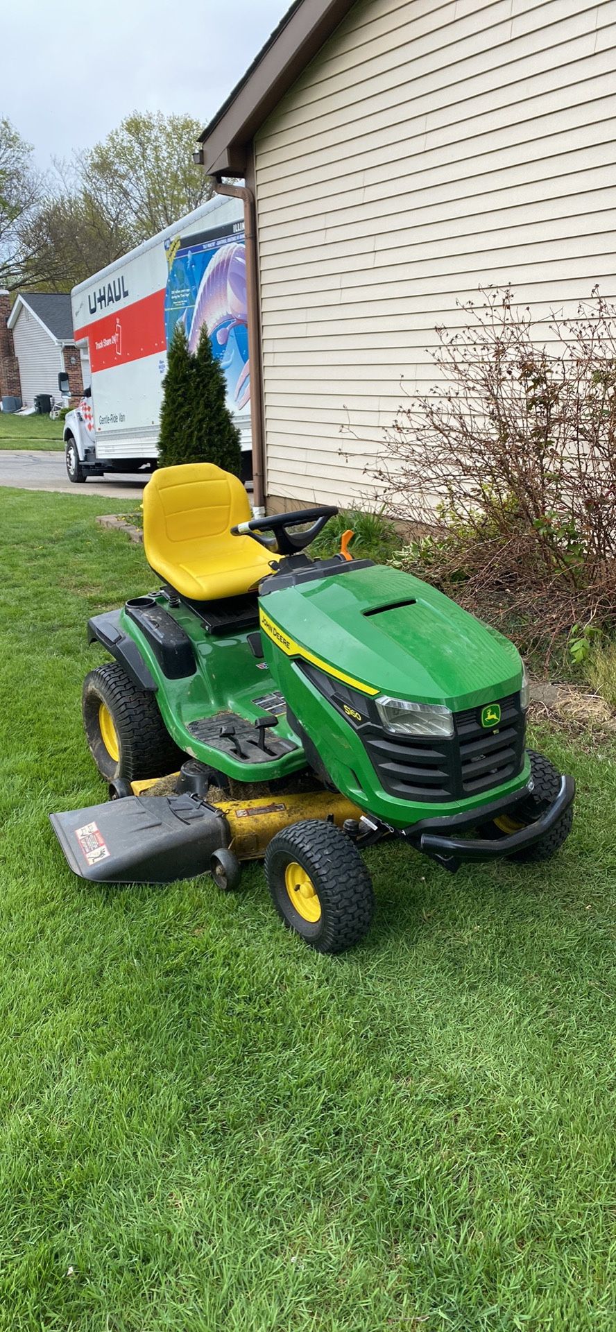 John Deere S160 Lawn Tractor