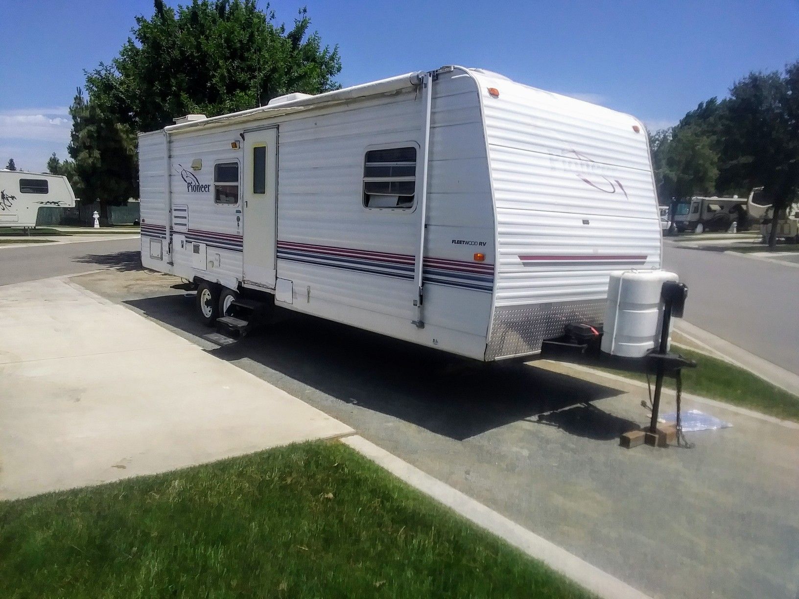 2004 fleetwood Pioneer 28ft with super slide like new