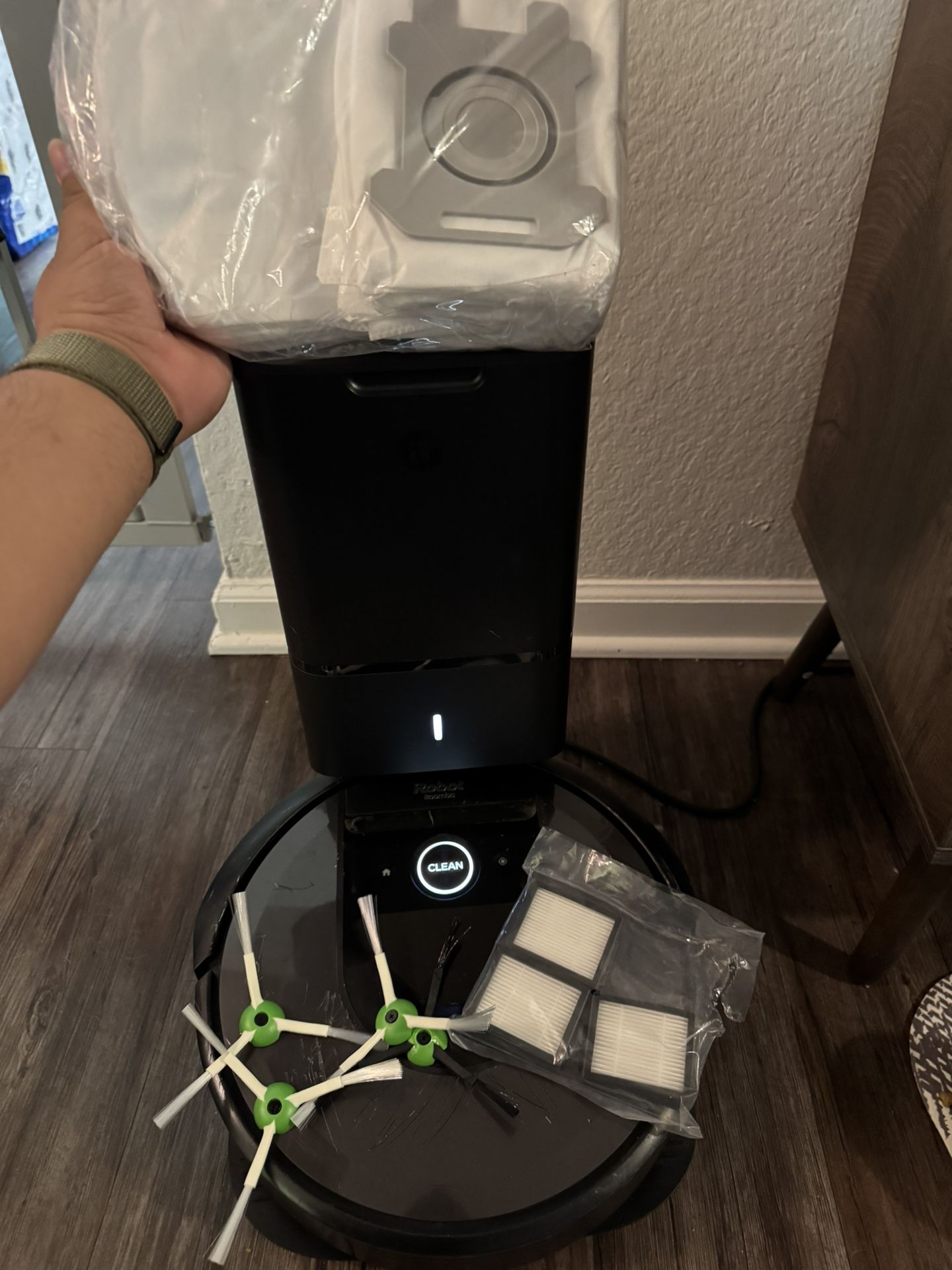 Roomba i7 Vacuum w/ Clean Base