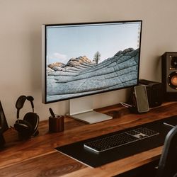 Apple 32” XDR Display with Stand