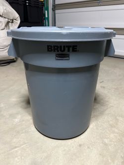 BRUTE 20 Gal. Trash Can with Lid