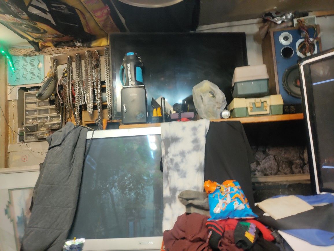 Moving Selling Every Thing In Man Cave
