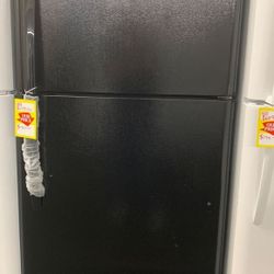 Frigidaire Refrigerator Top and bottom With warranty  Z