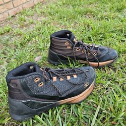 UNDER ARMOUR BOY'S BASKETBALL SHOES SIZE 7Y