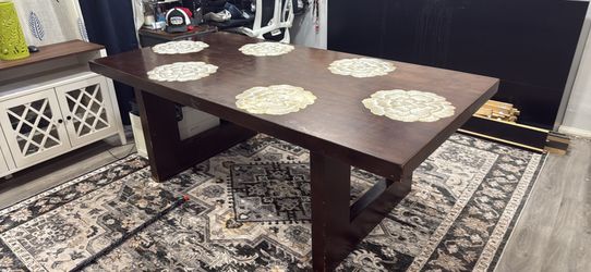 Solid Wood Dining Table – Easy Transport