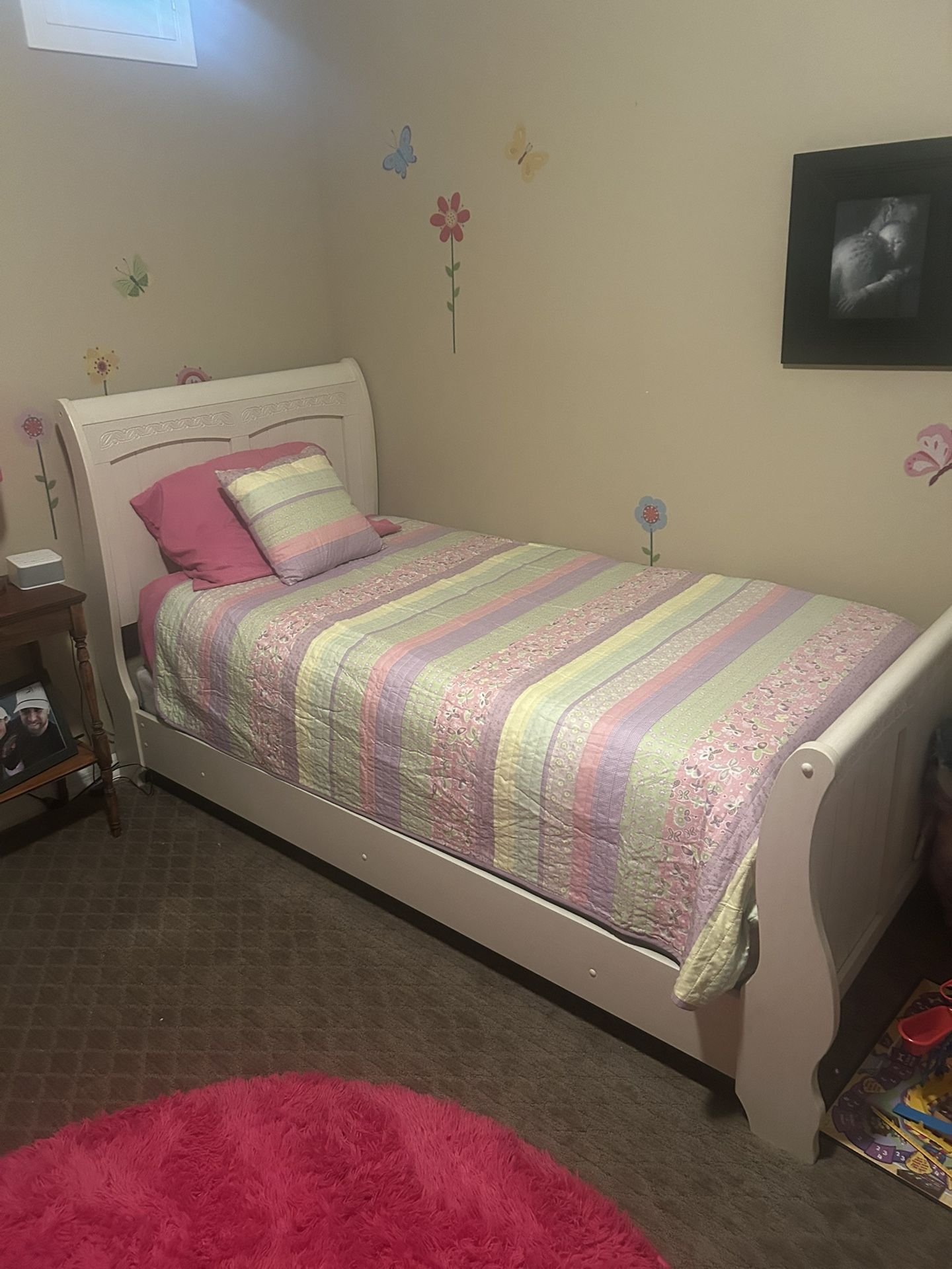 Beautiful Slay Twin Bed With Mattress and Box Spring