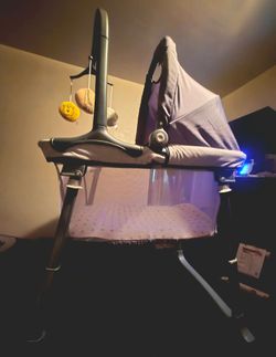 Graco Bassinet with mobile and carrying bag
