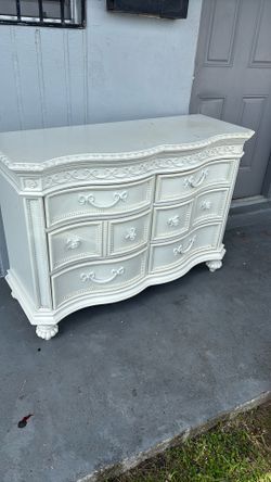 Girls Dresser