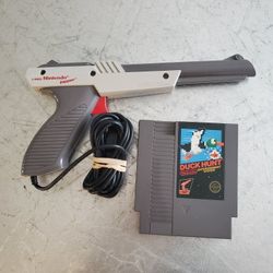 Nintendo NES Zapper Gun NES-005 Gray OEM and Duck Hunt NES 5 Screw Nintendo Entertainment System