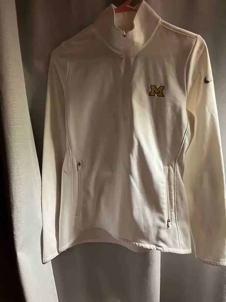 Women’s Size Medium Pullover 