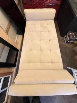 Modern Tufted Chaise Lounge / Daybed