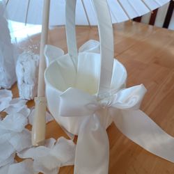 Flower girl accessories silk basket, faux flower petals & paper parasol

Condition for all items is used
$20 for any two items or bundle more to save
