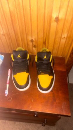 2 pairs of Jordan 1’s