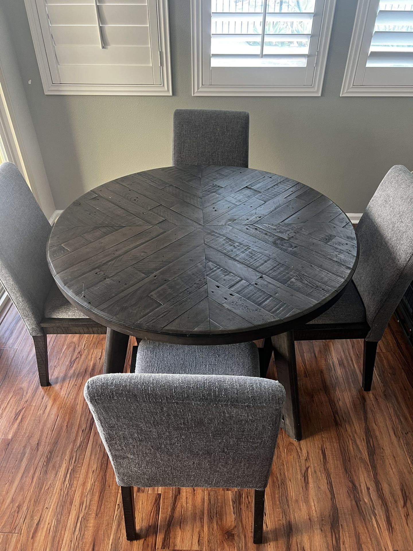 Rustic Dining Table And Chairs