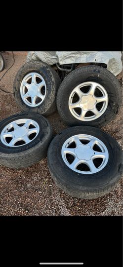02 Yukon Denali 17 inch wheels Lt265/70r17 sierra  6 lug