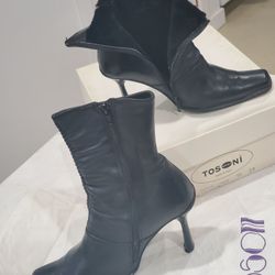 Daniela Tosoni ankle boots Nappa leather Fur Black in box Italy women's sz 39, US sz 8

Worn just a few times, looks like new. Some minor scratches at