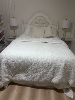 Full bed ,3side tables and lamps
