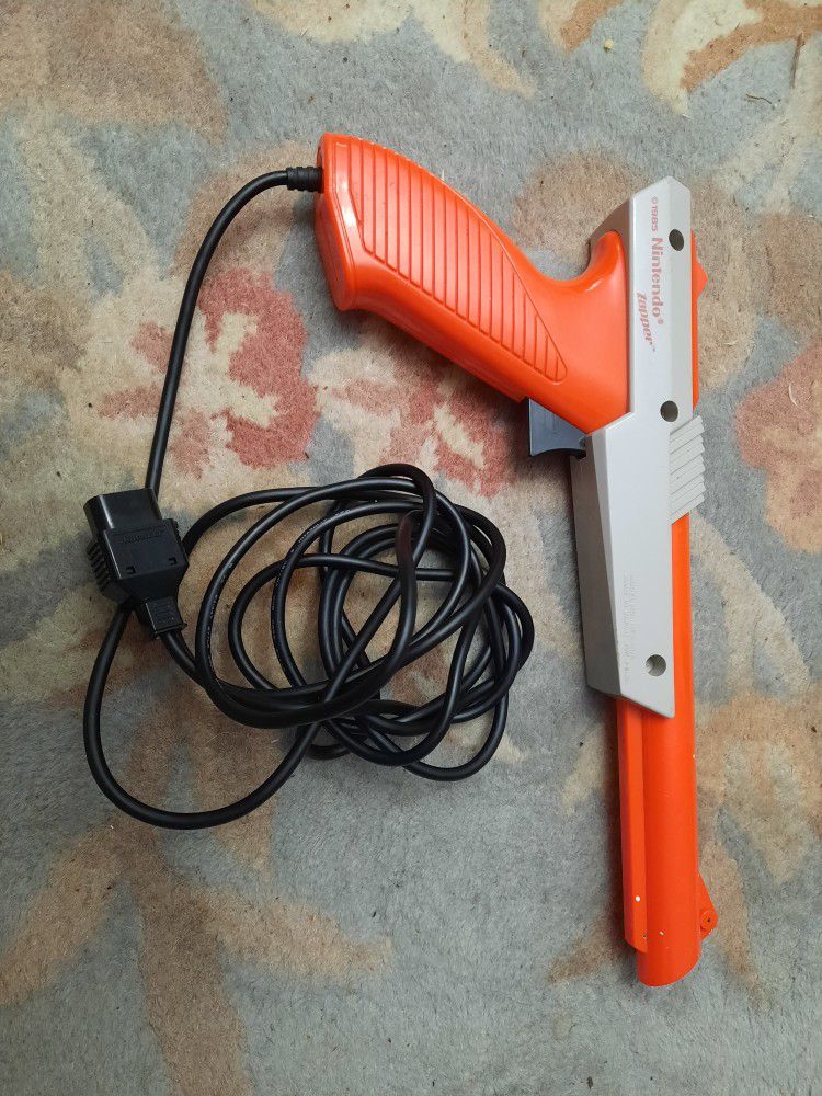Nintendo Zapper 1985 Orange NES Duck Hunt Untested