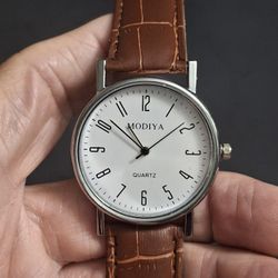 Modiya Unisex Quartz Watch Round White Dial, Silvertone Case & Textured Brown Faux Leather Band NEW BATTERY Works Perfect