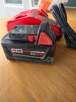 CARGADOR MILWAUKEE  Y  PILA  MILWAUKEE