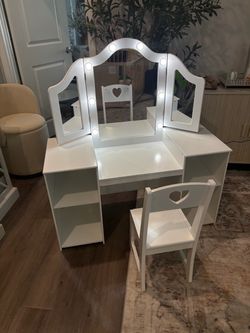 Kids vanity with light