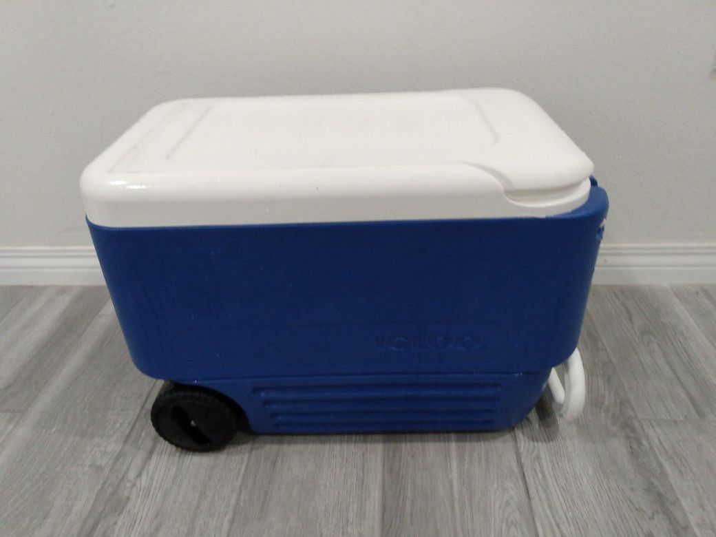 IGLOO cooler ice chest on wheels