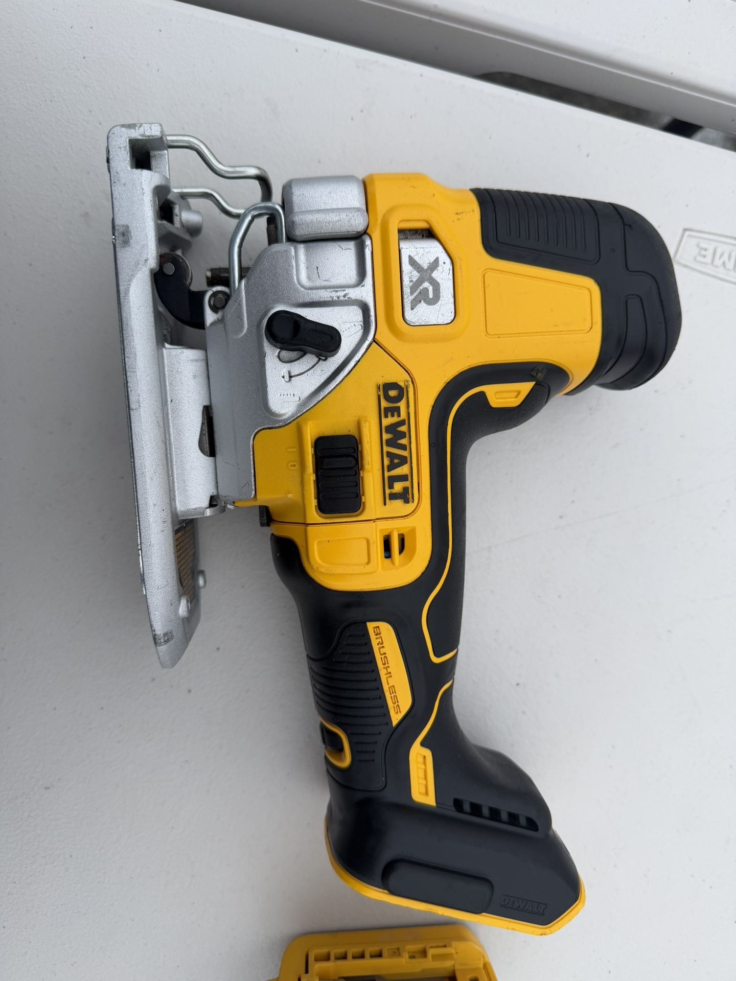 DEWALT 20V MAX XR Cordless Barrel Grip Jigsaw (Tool Only