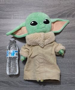 Star Wars: The Mandalorian Grogu (Baby Yoda) Character Plush Blanket / Buddy
