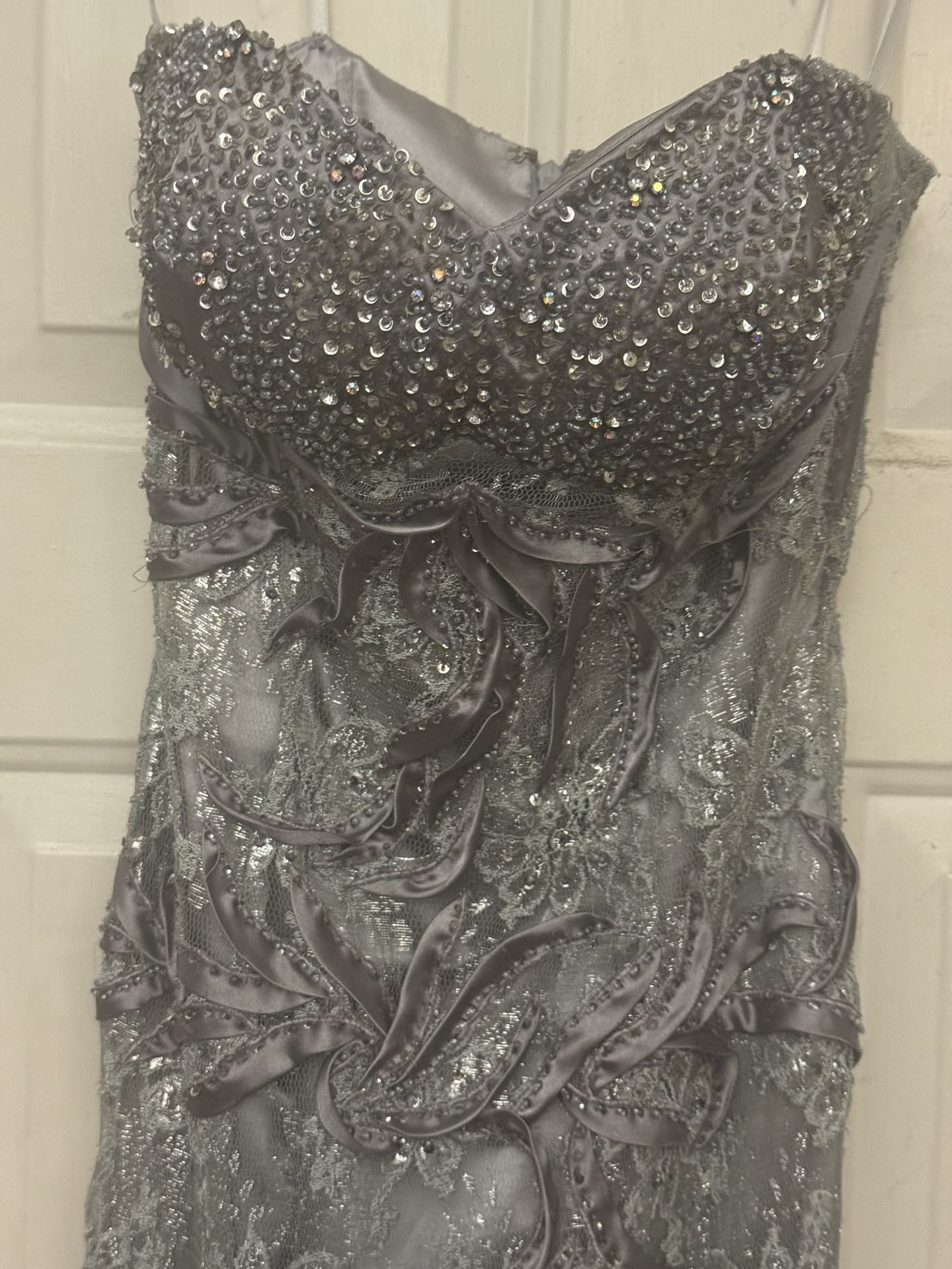 Silver/gray Prom Dress.. Very Beautiful!! Long Mermaid/trumpet Bottom. Size Small