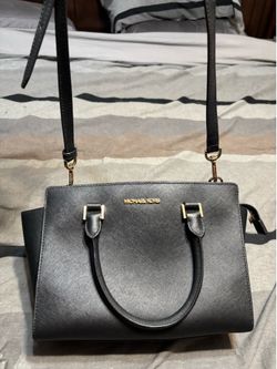 Like new Michael Kors handbag w strap