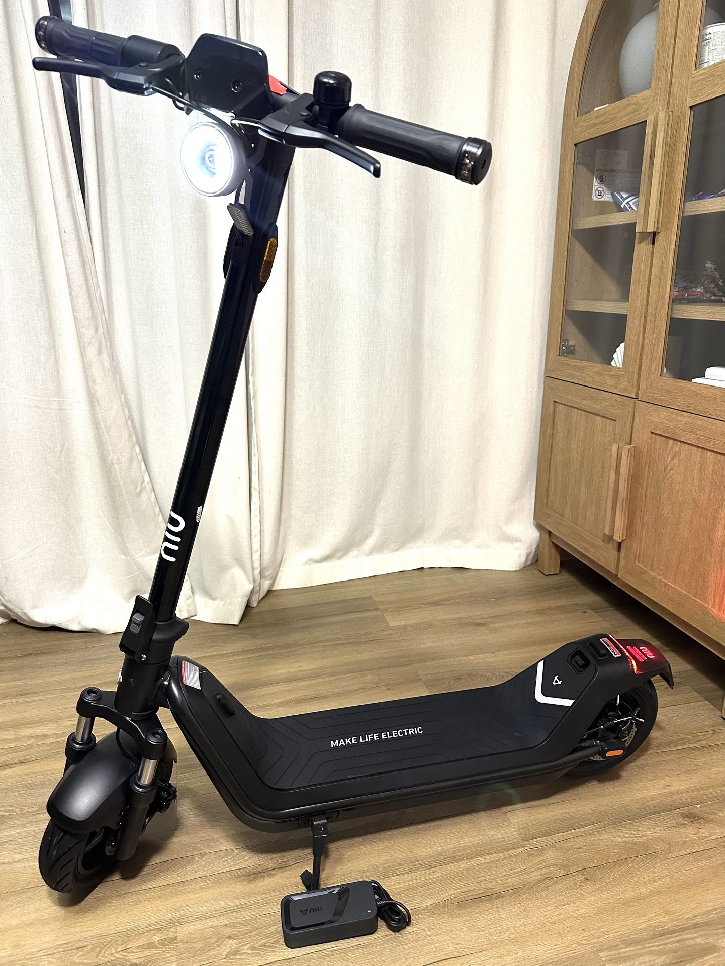 NIU - KQi 300P Foldable Electric Kick Scooter W/ 30 mi Max Range & 20 mph Max Speed - Black