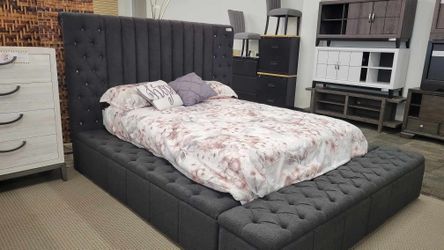 New queen black velvet bed✨️