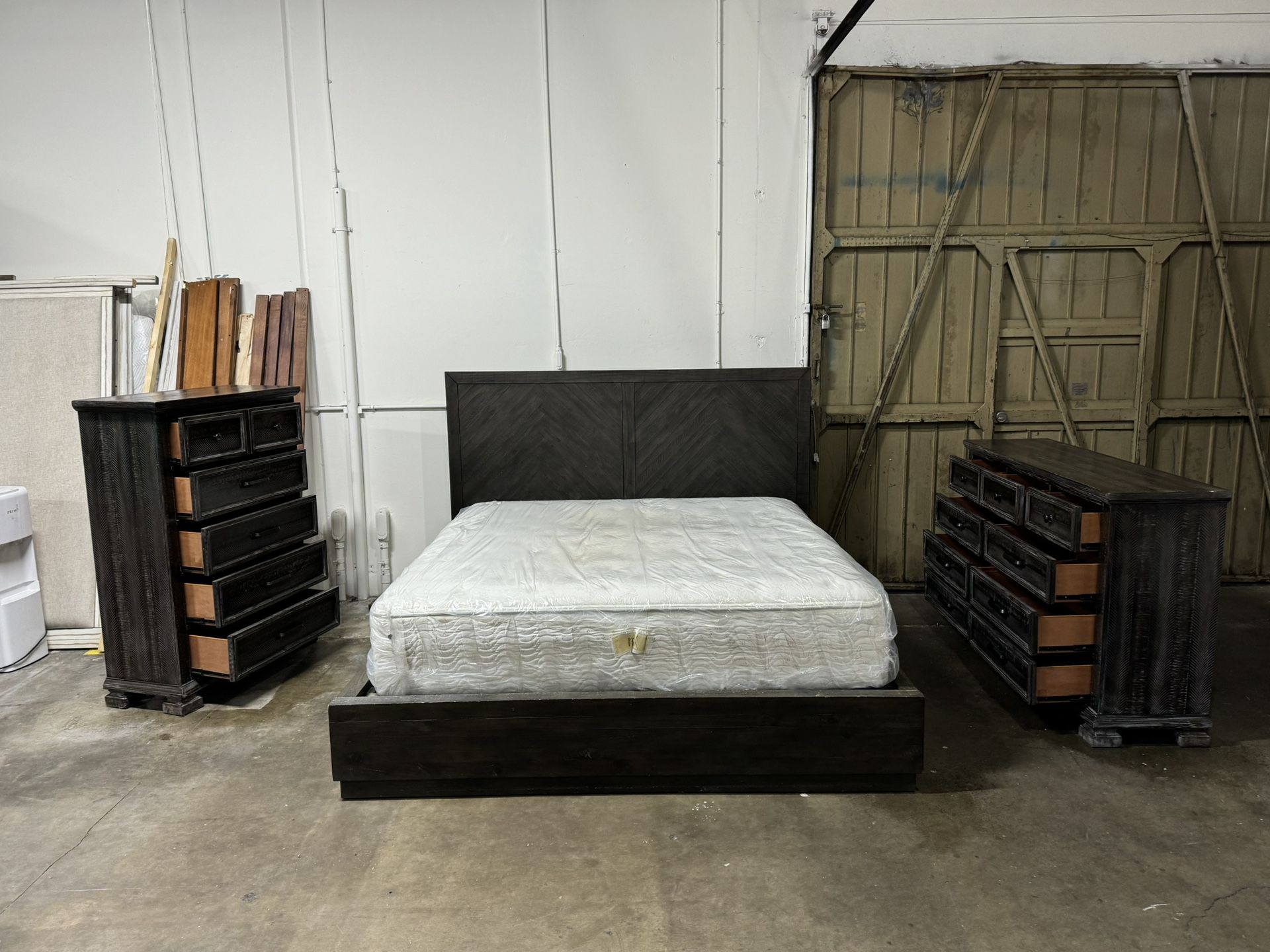 King Bedroom Set And Mattress $749
