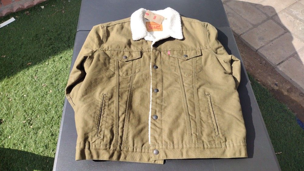 New Levi's Trucker Jacket With Sherpa Lining, Size XL , Olive Green Color