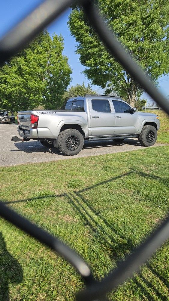 TOTOYA TACOMA 4X4