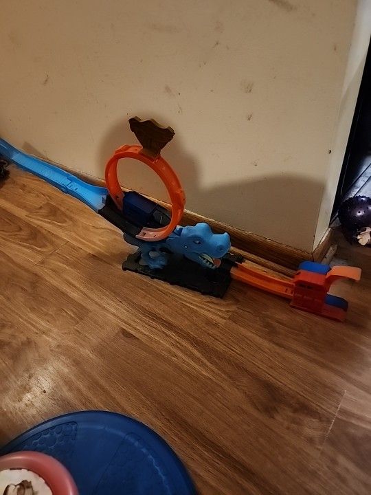 Hot Wheels City T-Rex Dinosaur Chomp-Down Set w/ Huge Loop 1:64