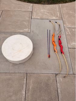Archery target and 2 arrows