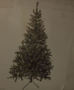 7 1/2 foot green Christmas tree no lights just pretty tree $40