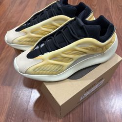 Yeezy 700 V3 boost Mono Safflower
