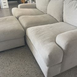 Rooms To Go Cindy Crawford Home Sofa With Footrest 