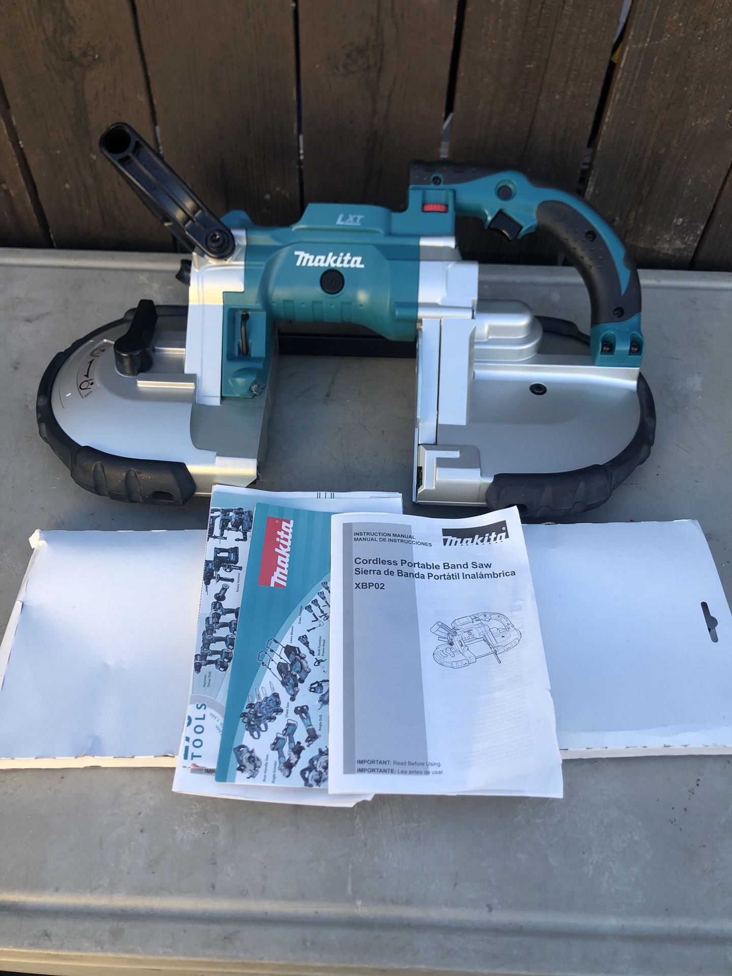 Makita XBP02Z 18V LXT Lithium-Ion Cordless Portable Band Saw, Tool Only