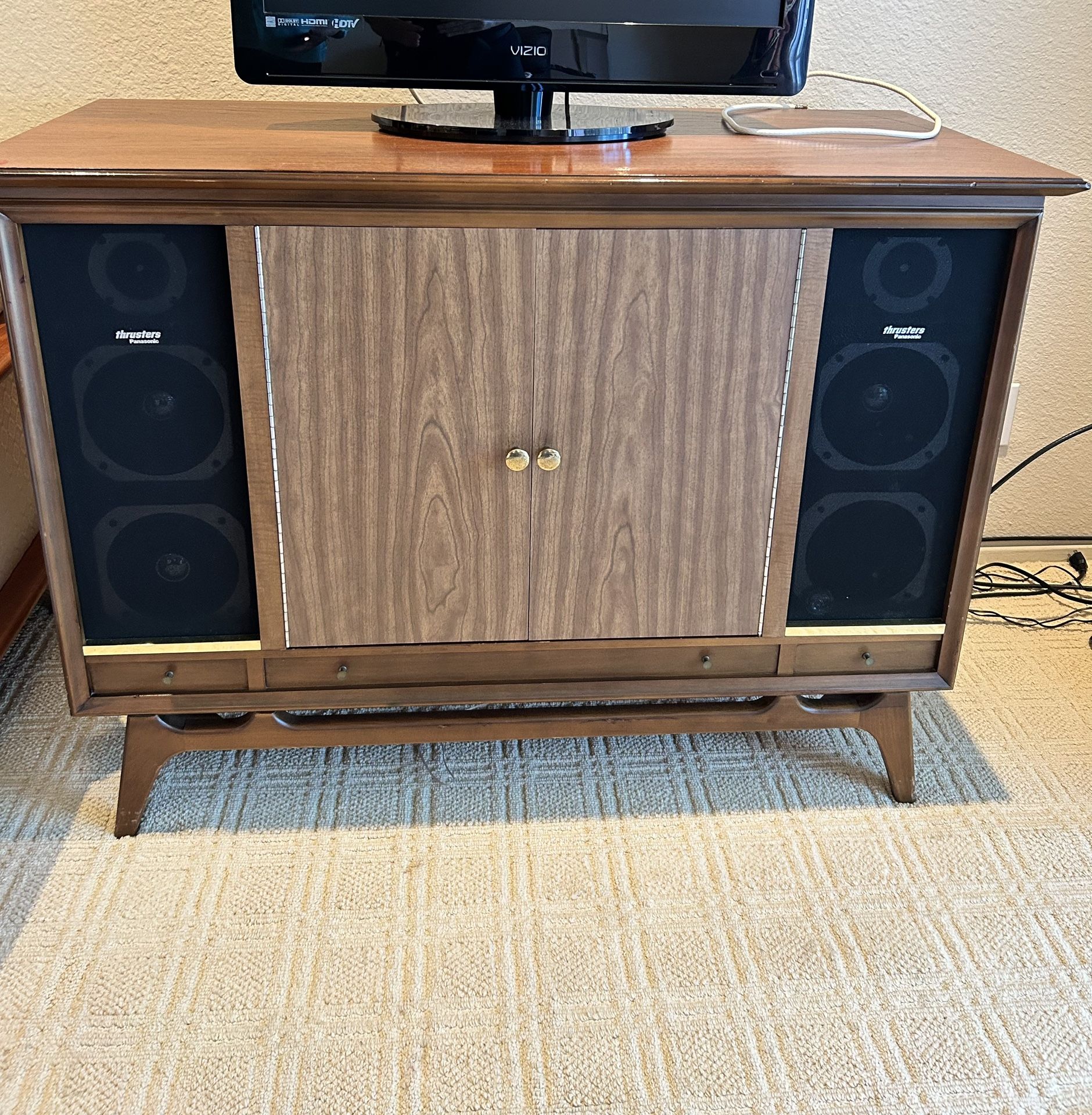 Aiwa Stereo Console With Speakers 